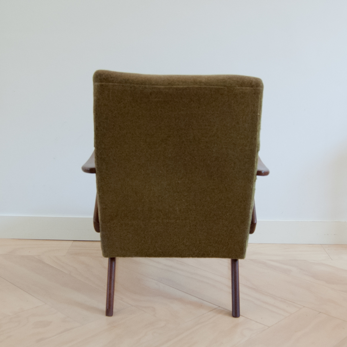 Vintage groene stoel met houten frame