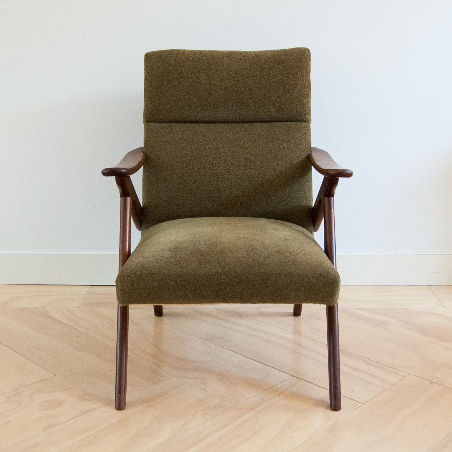 Vintage fauteuil met organische vormen