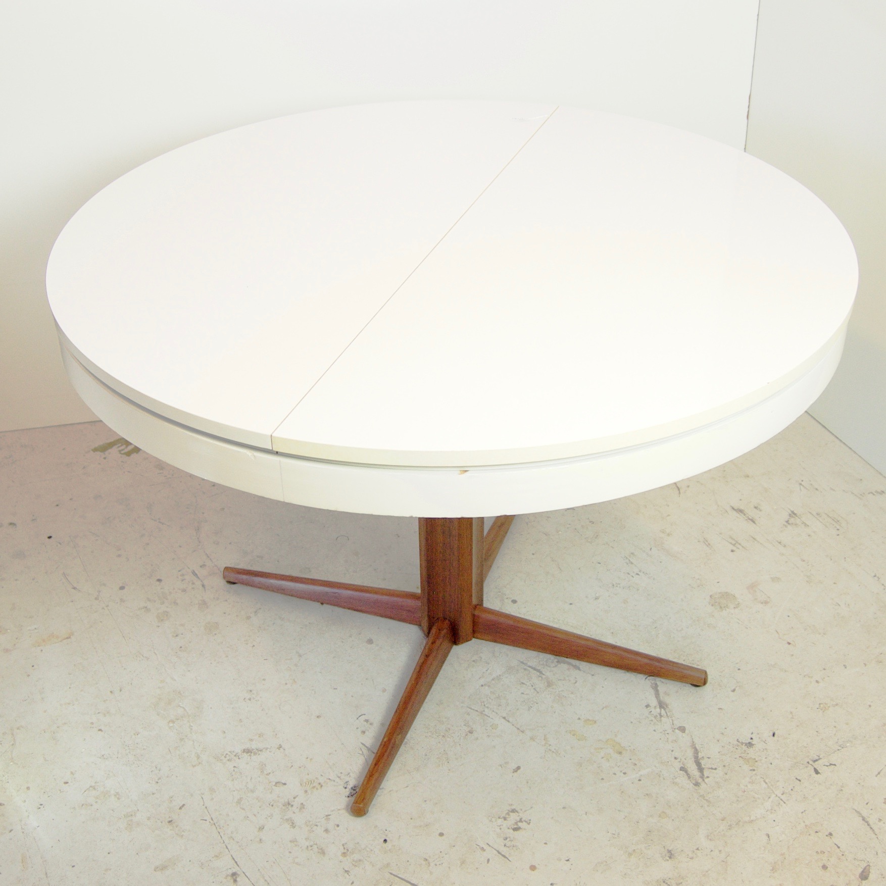 Closed cvintage round table