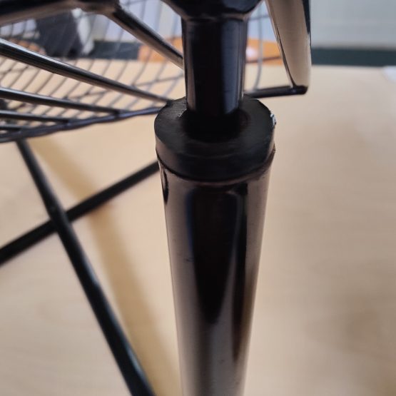 JÄRPEN wire chair 1983 detail connection