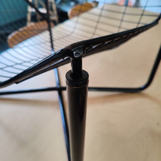 JÄRPEN wire chair 1983 connection detail seating