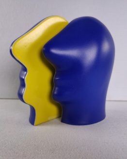 Keramieken beeldje "Split Personality" van Jan Snoeck, vooraanzicht met een blauw hoofd in profiel en daarachter de gele binnenzijde van het tweede deel.