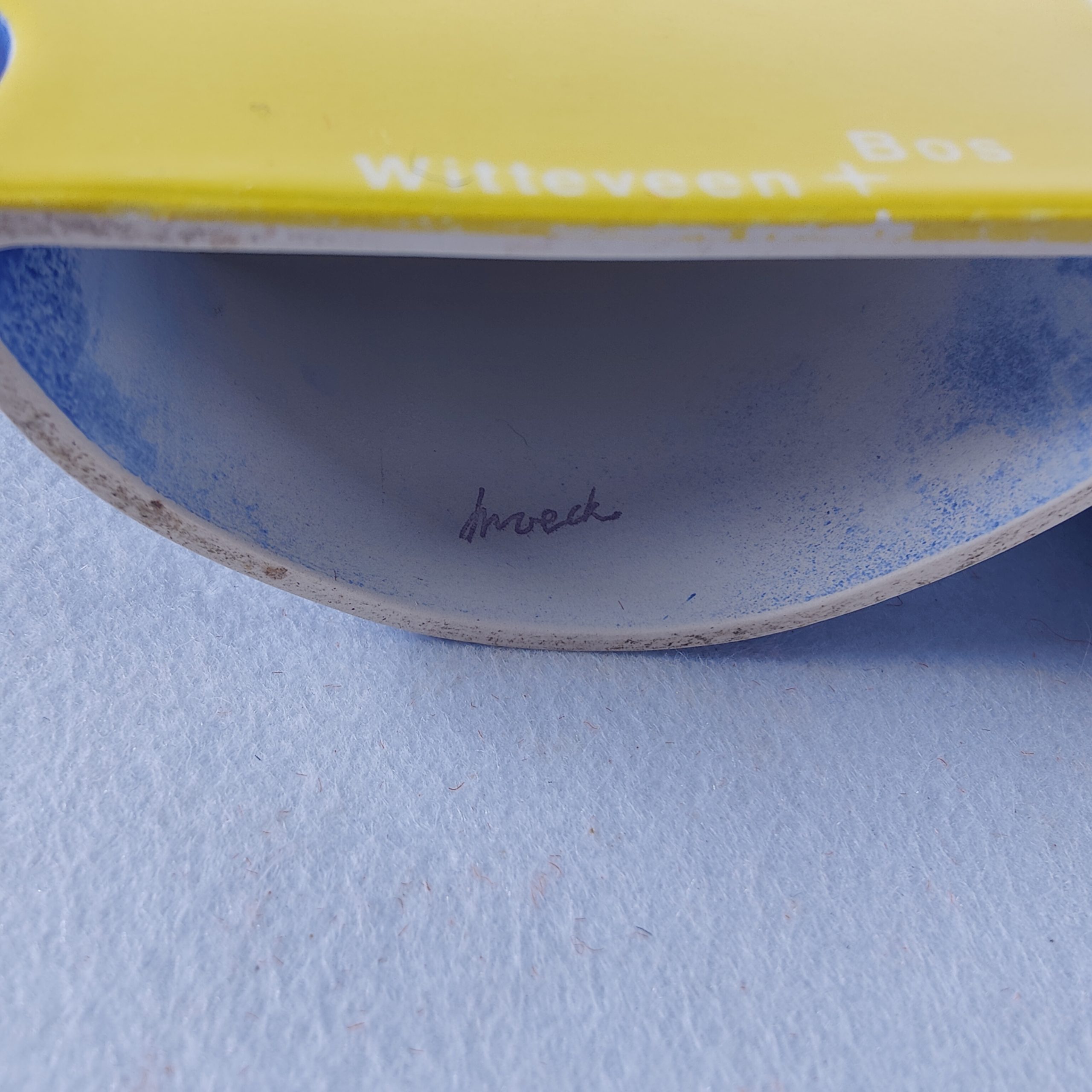 Detailopname van de onderzijde met de potloodsignatuur "Snoeck" en de opdruk Witteveen + Bos.